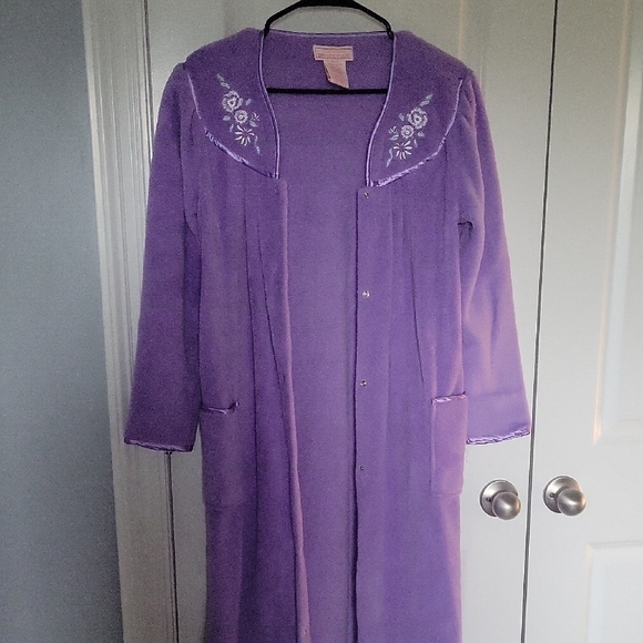 smart time Other - Vintage 60s/70s Light Purple Plush Robe With Floral Embroidery